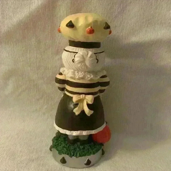 Vintage 2001 Hershey’s chocolate world Halloween Trick-or-Treat figurine - Picture 3 of 5
